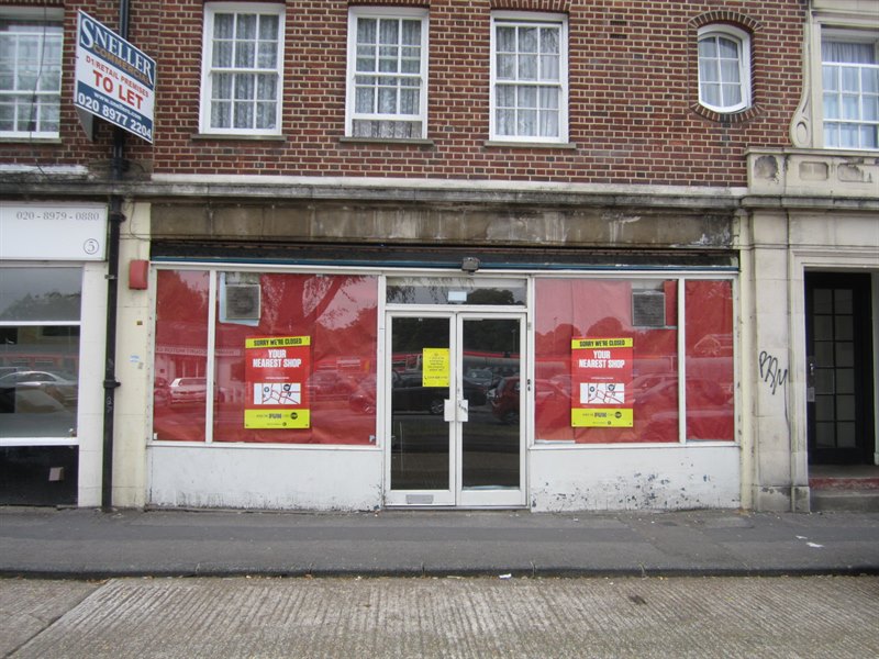 SHOP LET IN HAMPTON COURT PARADE